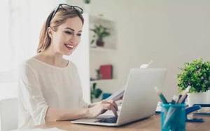 Frau mit Laptop